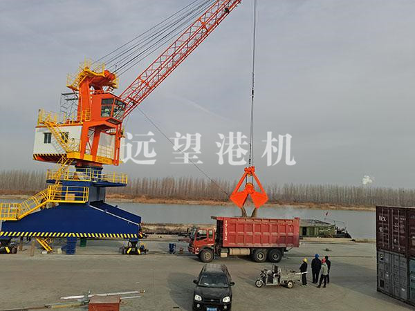 單臂（bì）架船（chuán）廠門（mén）座起重機